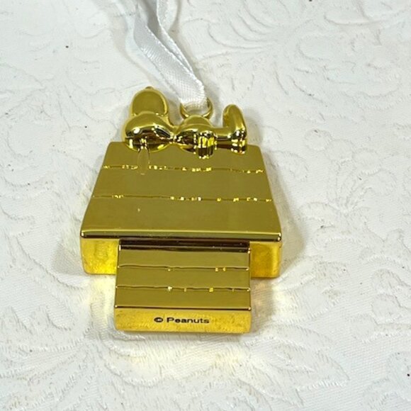 Peanuts Snoopy On Top of Doghouse Gold Christmas Tree Ornament 1.5"x2.5" NEW - Picture 5 of 9